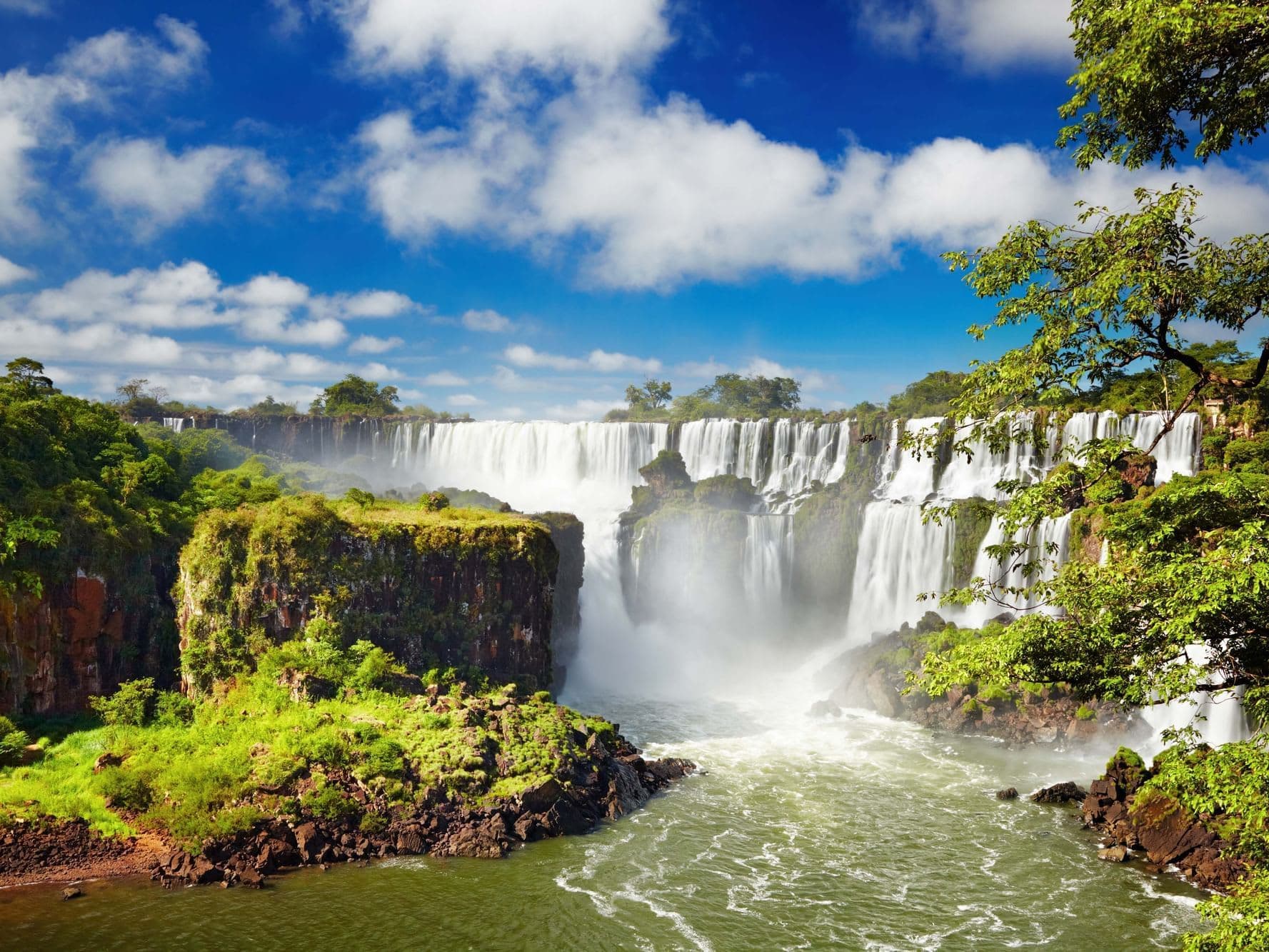 Saltos de las Cataratas del Iguazú entre la selva