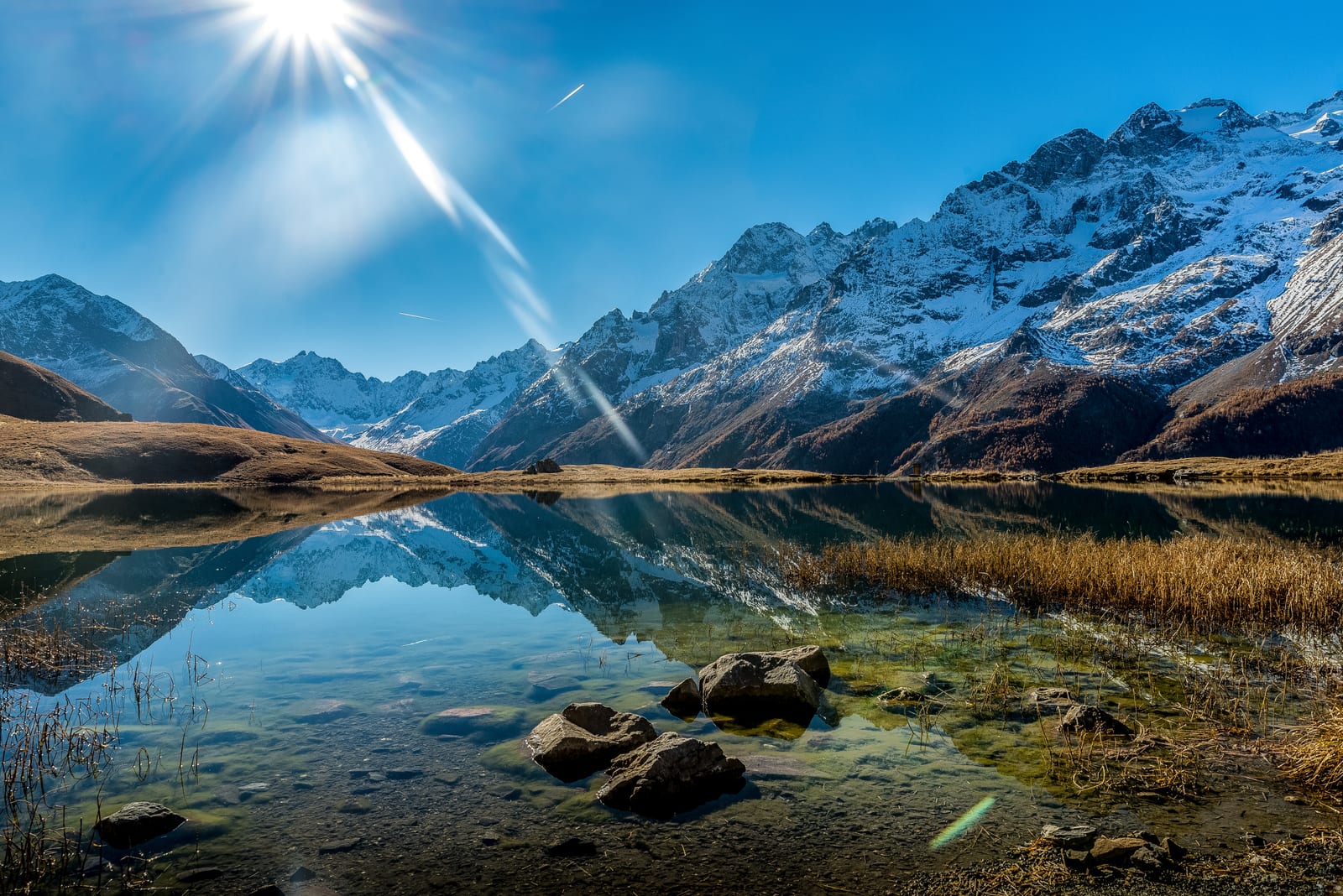 Lago y montañas de la cordillera de los Andes en Mendoza, Argentina